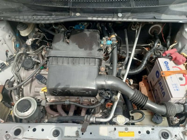 toyota-vitz-2013-big-15