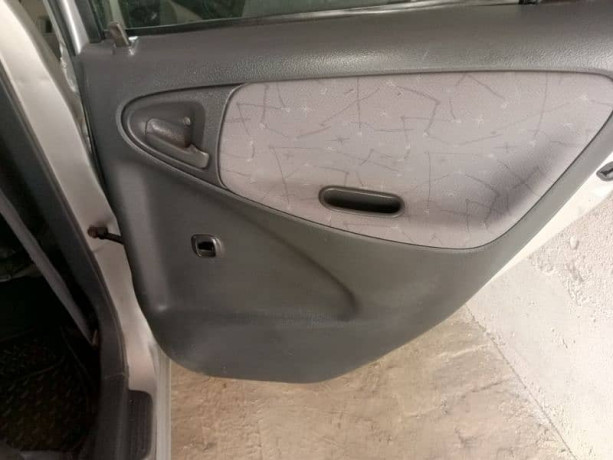 toyota-vitz-2013-big-4
