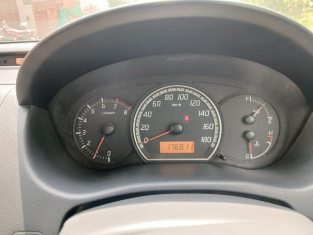 suzuki-swift-dlx-13-2010-big-1