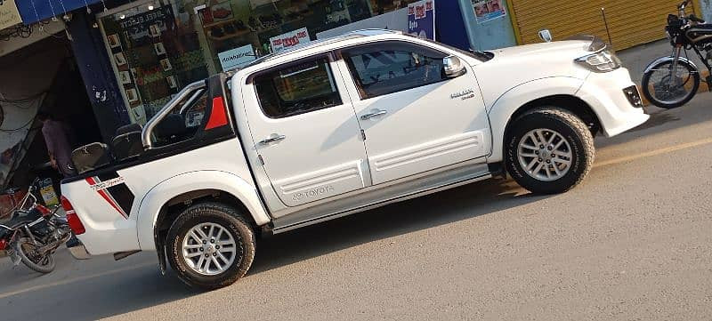 toyota-hilux-2015-big-9