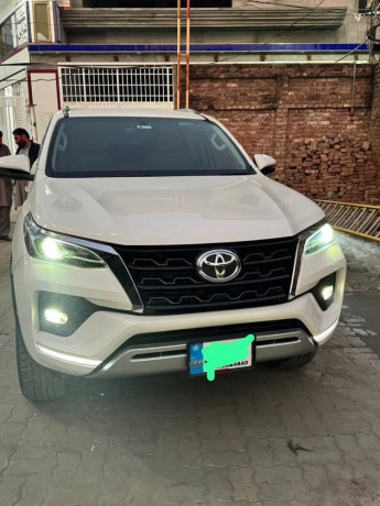toyota-fortuner-28-2022-model-big-0