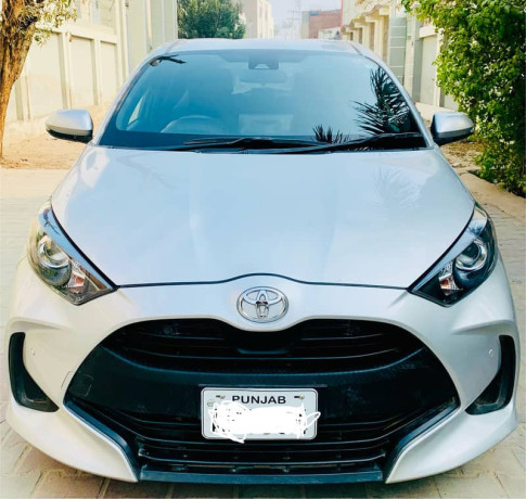 toyota-yaris-hatchback-big-10