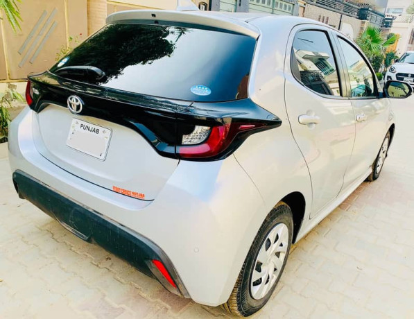 toyota-yaris-hatchback-big-7