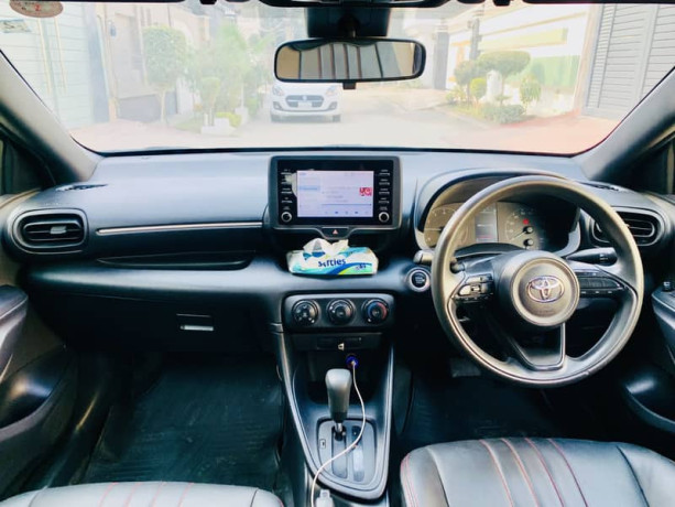 toyota-yaris-hatchback-big-6