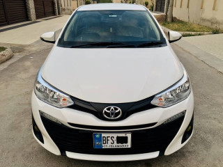 toyota-yaris-gli-cvt-13