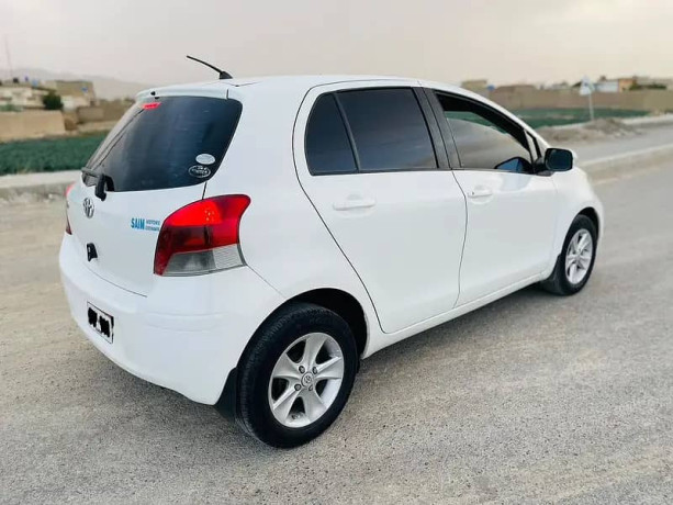 toyota-vitz-2009-big-5