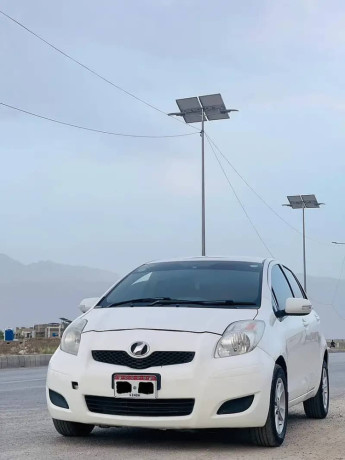 toyota-vitz-2009-big-12