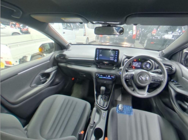 toyota-yaris-hatchback-g-10-big-5