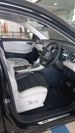 mg-hs-phev-2025-big-2