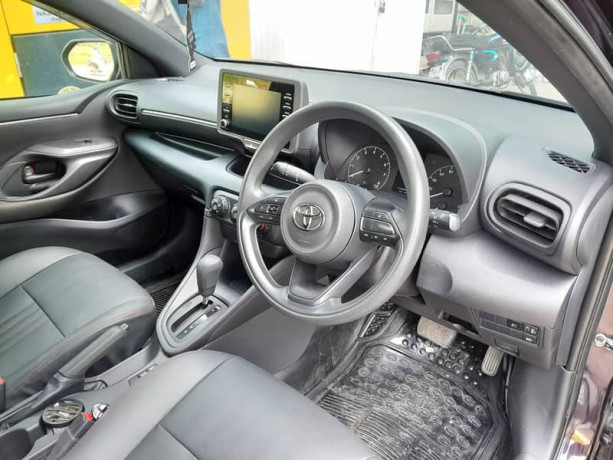 toyota-yaris-20202024-big-9