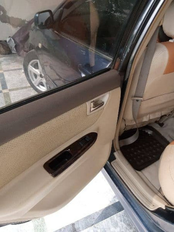 toyota-corolla-20d-saloon-2006-big-18