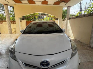 toyota-prius-alpha-2013