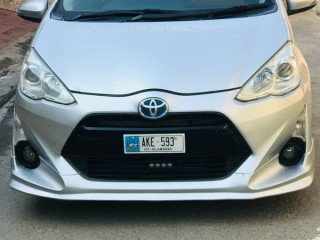 toyota-aqua-2015