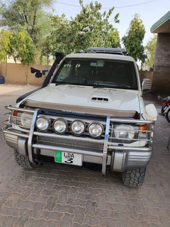 mitsubishi-pajero-1996-big-9