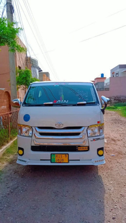 toyota-hiace-2013-big-0