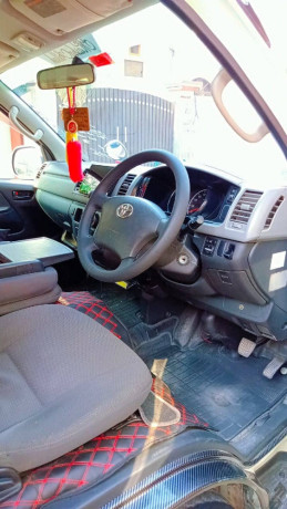 toyota-hiace-2013-big-2