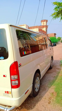 toyota-hiace-2013-big-3
