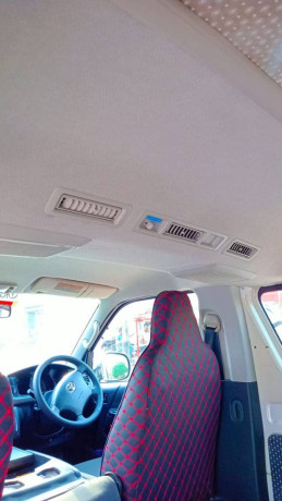 toyota-hiace-2013-big-10