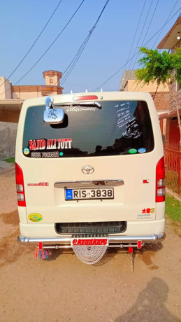 toyota-hiace-2013-big-7