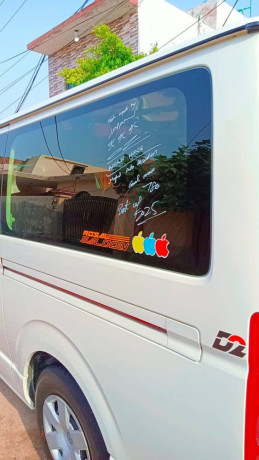toyota-hiace-2013-big-6