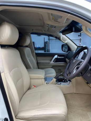 toyota-land-cruiser-v8-ax-package-big-11
