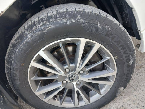 toyota-corolla-axio-2007-big-14