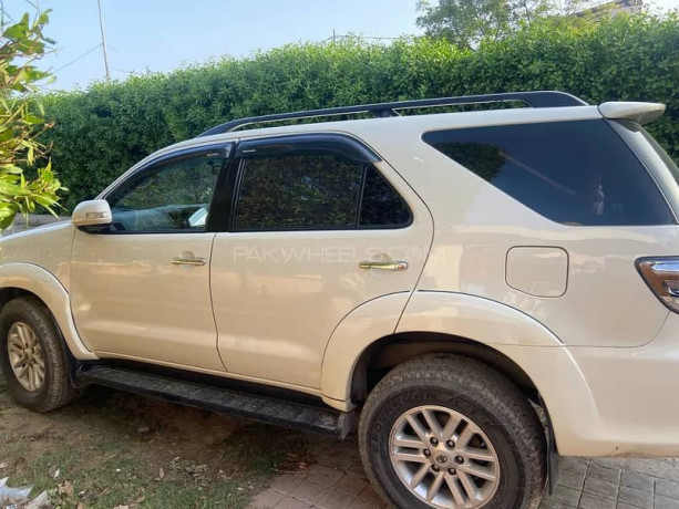 toyota-fortuner-27-vvti-model-2013-big-3
