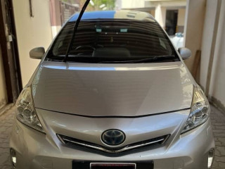 toyota-prius-alpha-201416
