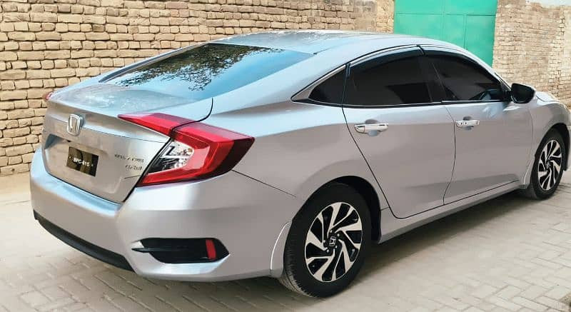 honda-civic-ug-2018-red-meter-big-2