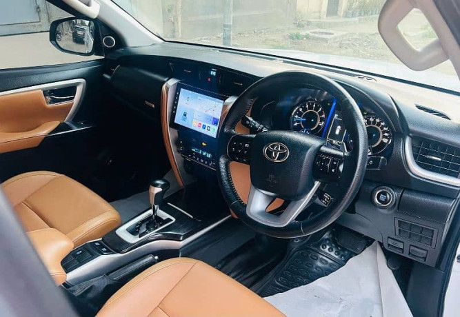 fortuner-v-27-petrol-2018-big-6