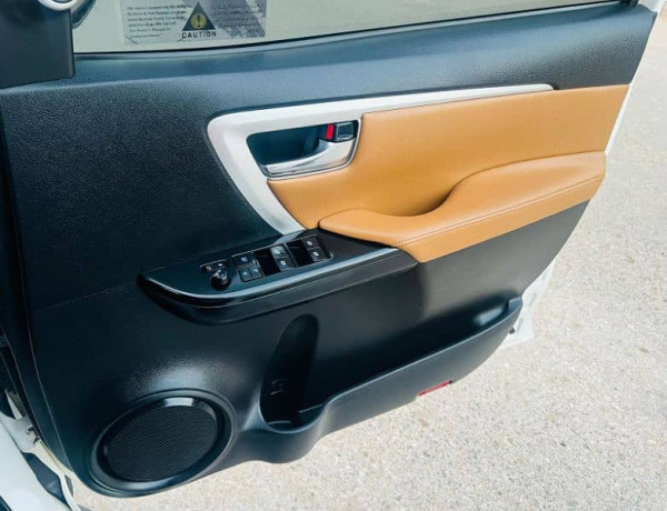 fortuner-v-27-petrol-2018-big-10