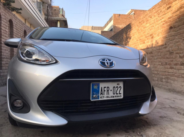 toyota-aqua-s-style-black-big-0