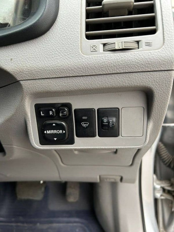 toyota-corolla-axio-20072013-big-12