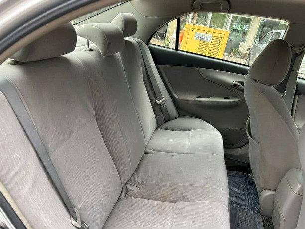 toyota-corolla-axio-20072013-big-13