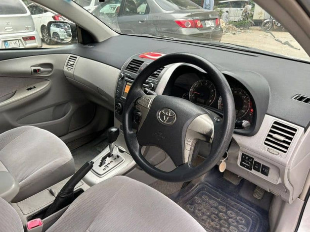 toyota-corolla-axio-20072013-big-11