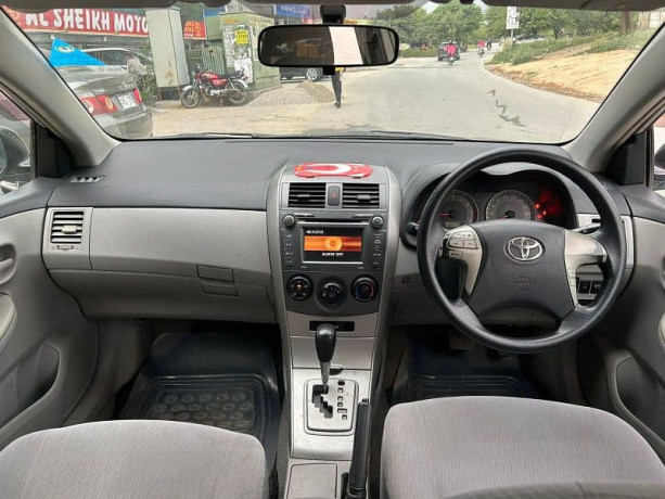 toyota-corolla-axio-20072013-big-14