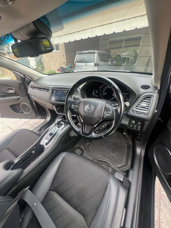 honda-vezel-z-sensing-model-2018-import-2023-unregistered-big-10