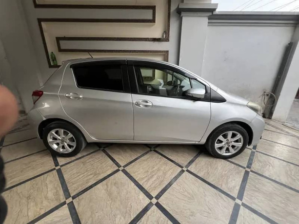 toyota-vtiz-201215-big-3