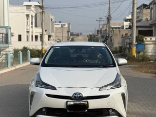 toyota-prius-e-four-2020
