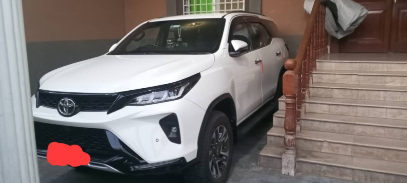 toyota-fortuner-legender-2024-big-0