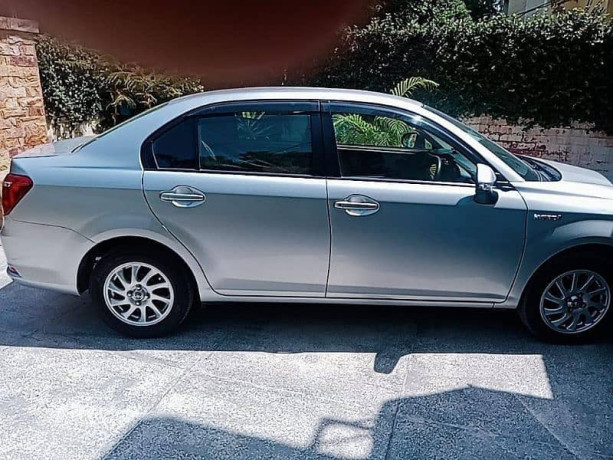 toyota-corolla-axio-2017-big-7