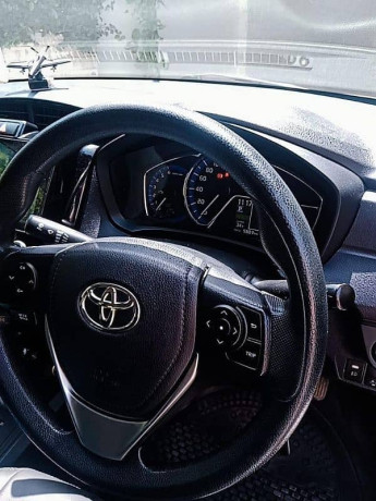 toyota-corolla-axio-2017-big-13