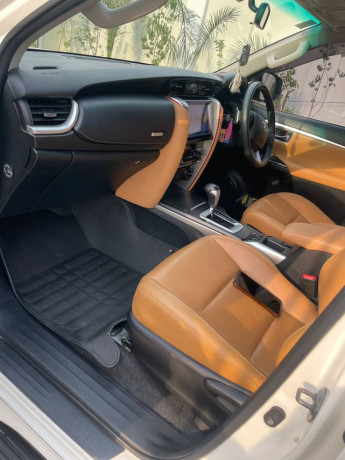 toyota-fortuner-27-petrol-big-10