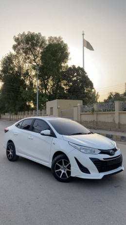 toyota-yaris-gli-cvt-big-4