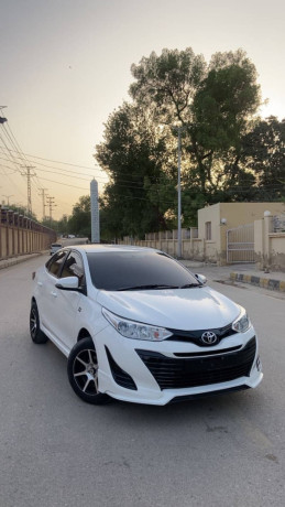 toyota-yaris-gli-cvt-big-3