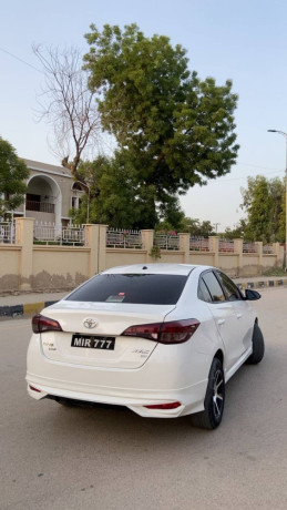 toyota-yaris-gli-cvt-big-1