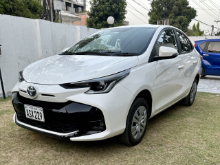 toyota-yaris-sedan-gli-cvt-13