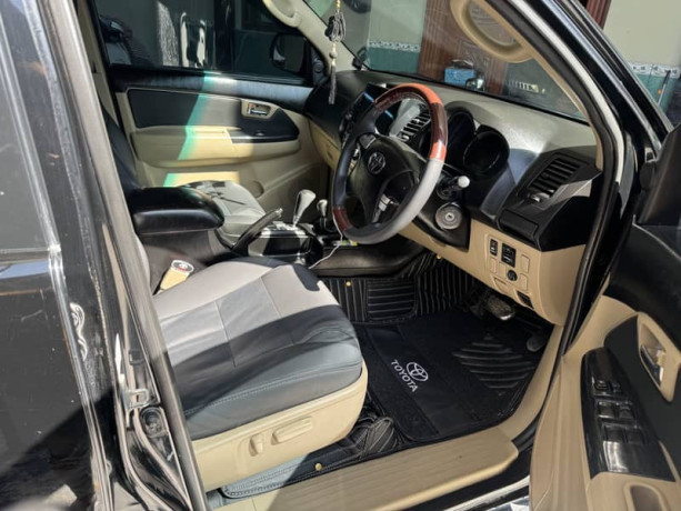 toyota-fortuner-v-2013-big-4