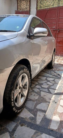 toyota-corolla-axio-2009-big-2
