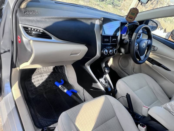toyota-yaris-ativ-13-cvt-genuine-2022-big-3